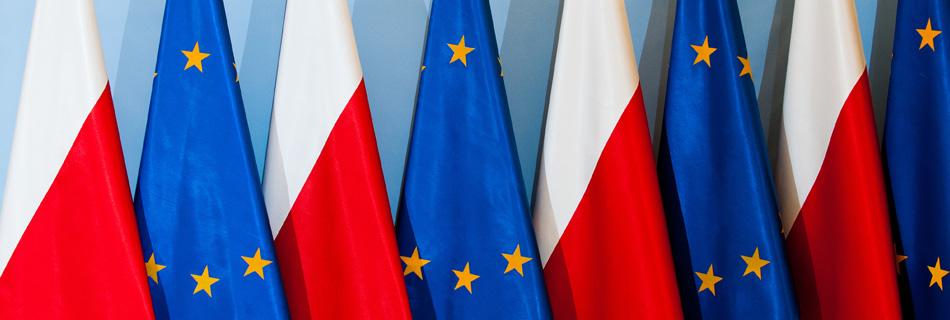 Flagi Polski i Unii Europejskiej ustawione obok siebie, na przemian, w jednym rzędzie