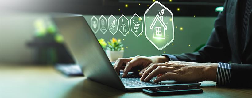 Praca na laptopie. W tle pojawiają się ikony wskaźników globalnych służących do monitorowania Celów Zrównoważonego Rozwoju (SDGs).