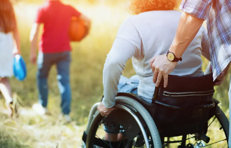 Na zdjęciu znajduje się osoba na wóżku inwalidzkim