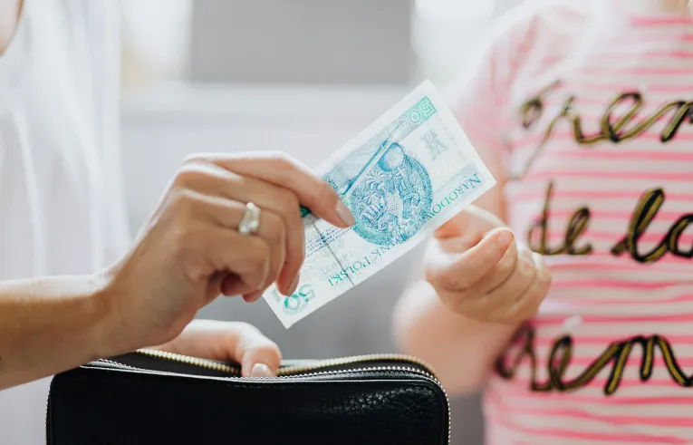 50 złotych wyjmowane z portfela