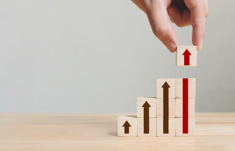 klocki z narysowanymi strzałkami w górę