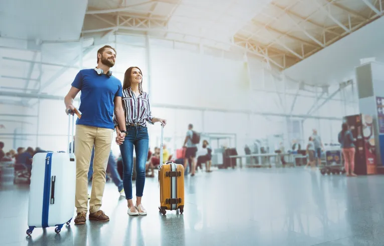 kobieta i mężczyzna z walizkami na lotnisku
