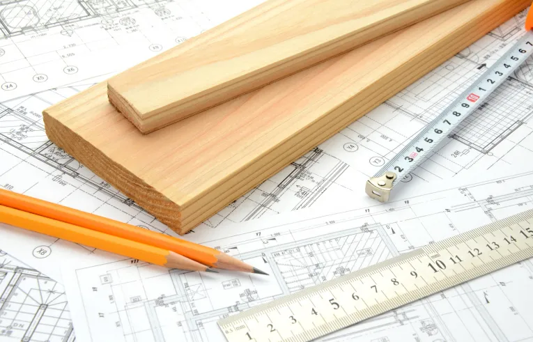 deski i ołówki na planach budowlanych
