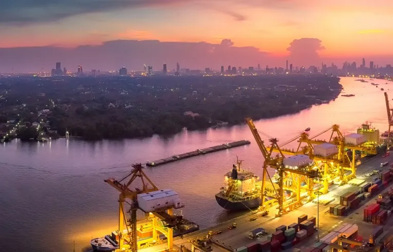 port morski z kontenerowcami